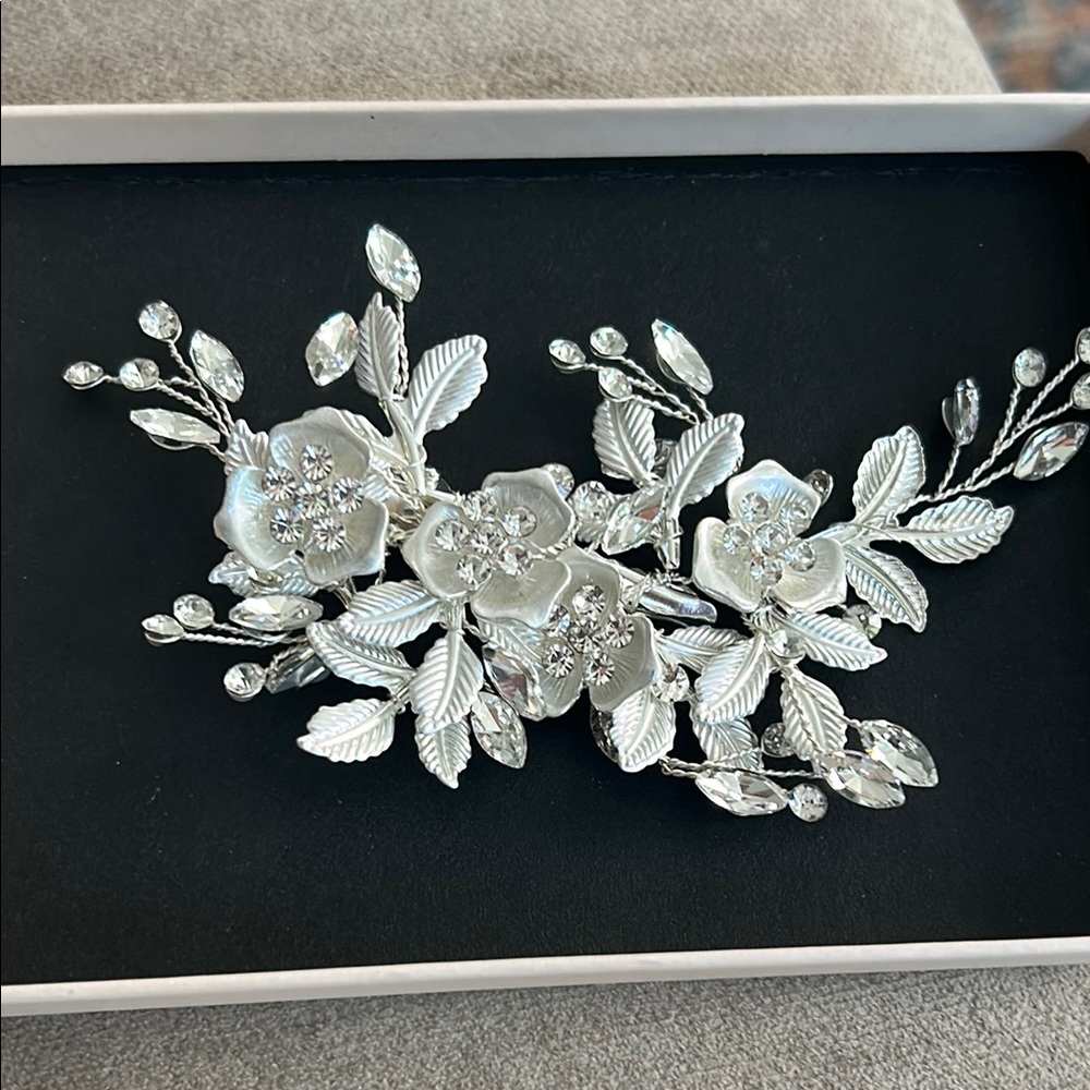 Elegant Silver Floral Hair Clip.  New